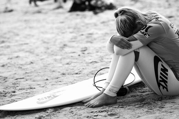 Ragazza sconvolta con una tavola da surf