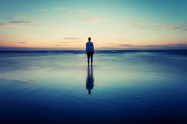 Uomo solitario sullo sfondo dell orizzonte