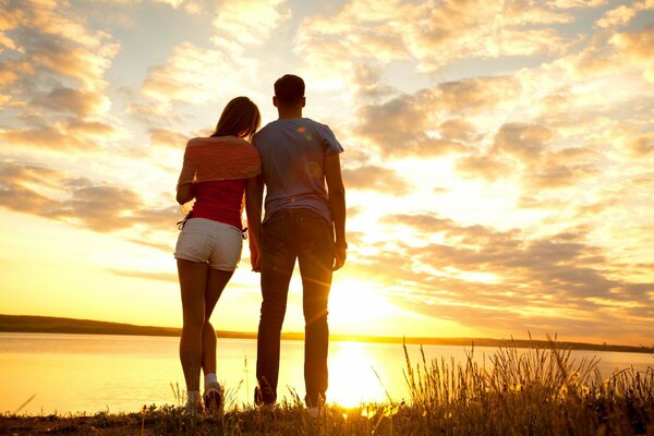 Ragazzo e ragazza romanticismo al tramonto