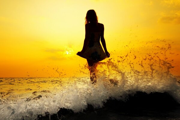 Ragazza in mare sullo sfondo del tramonto