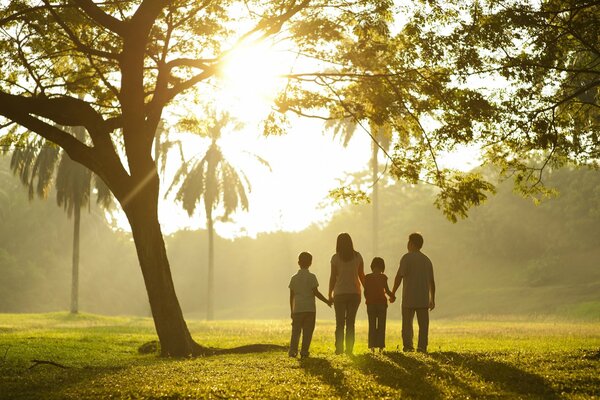 Rodzina dzieci na spacerze na łonie natury
