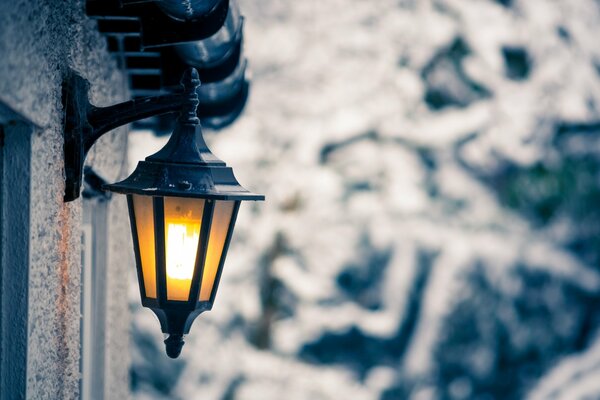 Lanterne sur la maison, temps neigeux