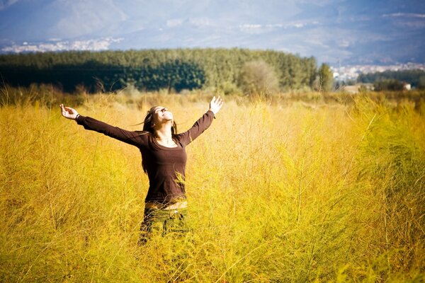 La ragazza si gode il sole nel campo