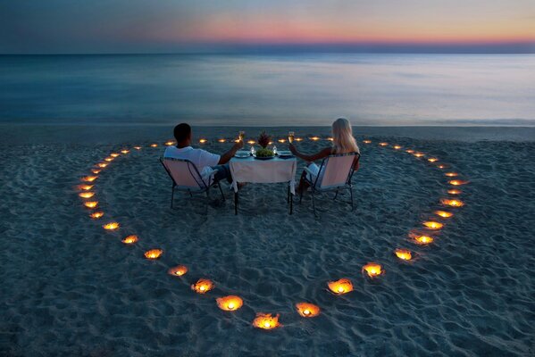 Serata romantica con candele in riva al mare