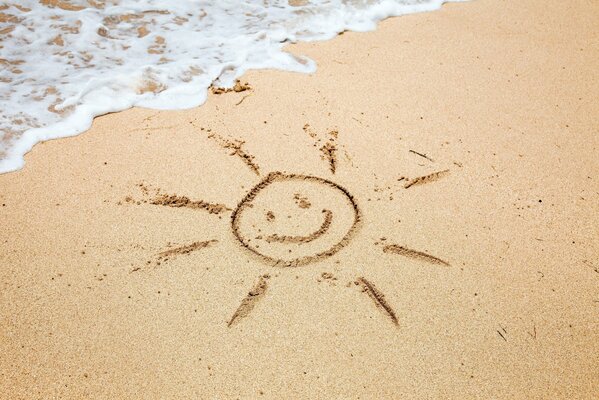 Disegno del sole sulla bella sabbia