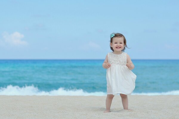 Chica feliz en el mar