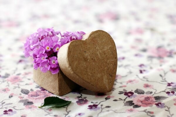 Валентинка в коробке в виде сердца и цветов