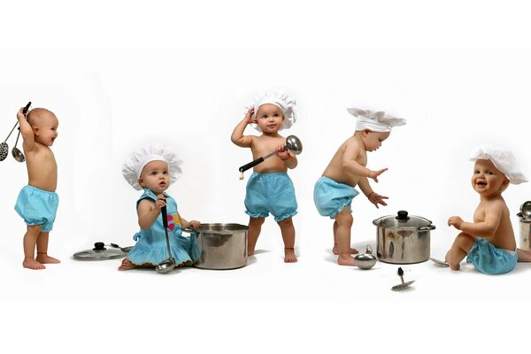 LES ENFANTS EN COSTUMES CUISINERONT