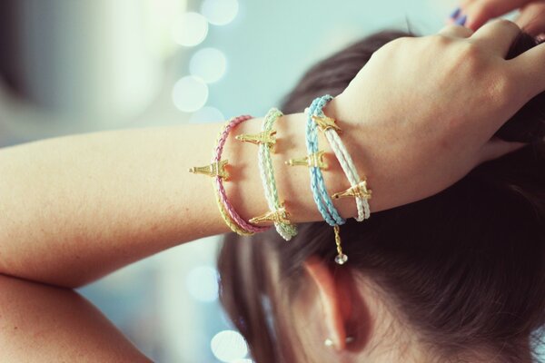 Bracelets avec tour Eiffel sur la main de la femme