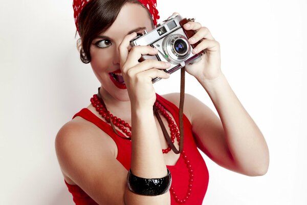 Piękna dziewczyna w Czerwieni, z aparatami w ręku. Nowoczesny styl retro