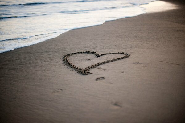 Zdjęcie serca na piasku na morzu