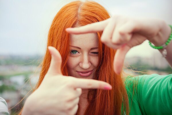 Rousse fille avec une bonne humeur