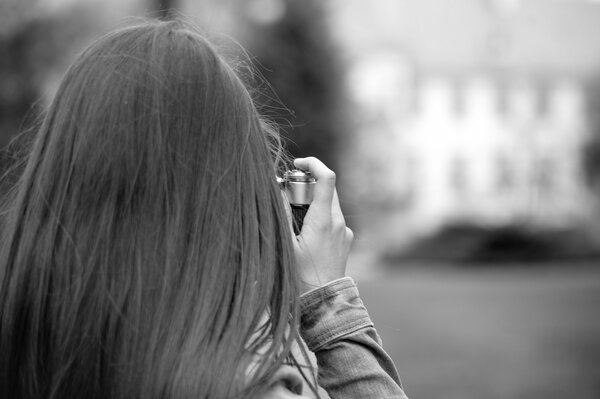 Ragazza dai capelli lunghi con carta da parati fotocamera