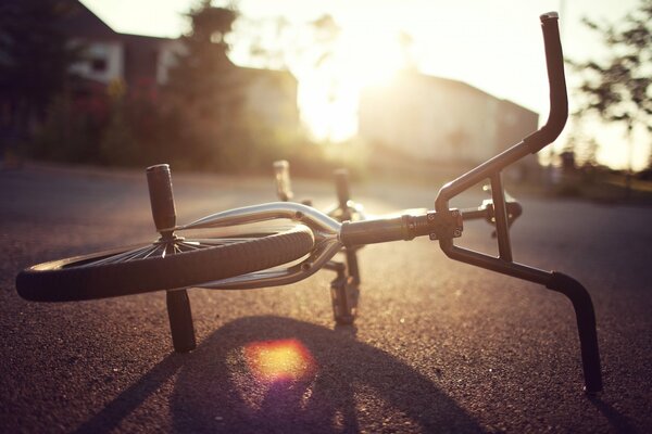 Vélo sur asphalte éclairé par le soleil