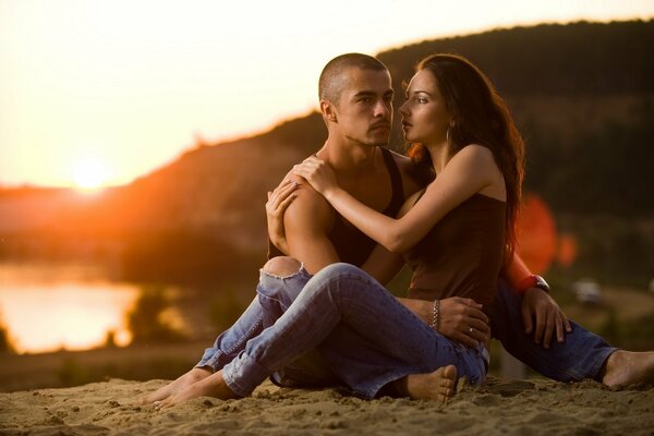 Pareja pasa romántico en la orilla del mar