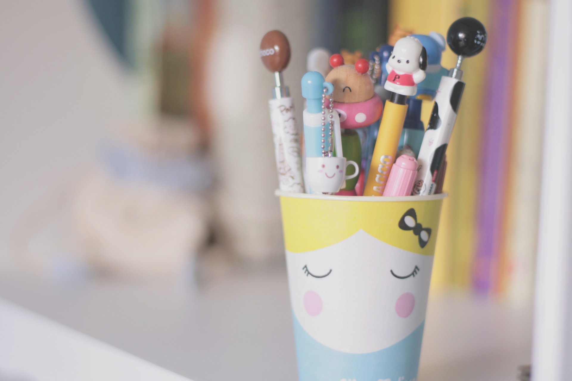 mood crayons pens office supplies keychain mug cup teddy bear dog pencil holders background blur desktop sola desktop wallpaper widescreen full-screen wallpaper hd wallpaper