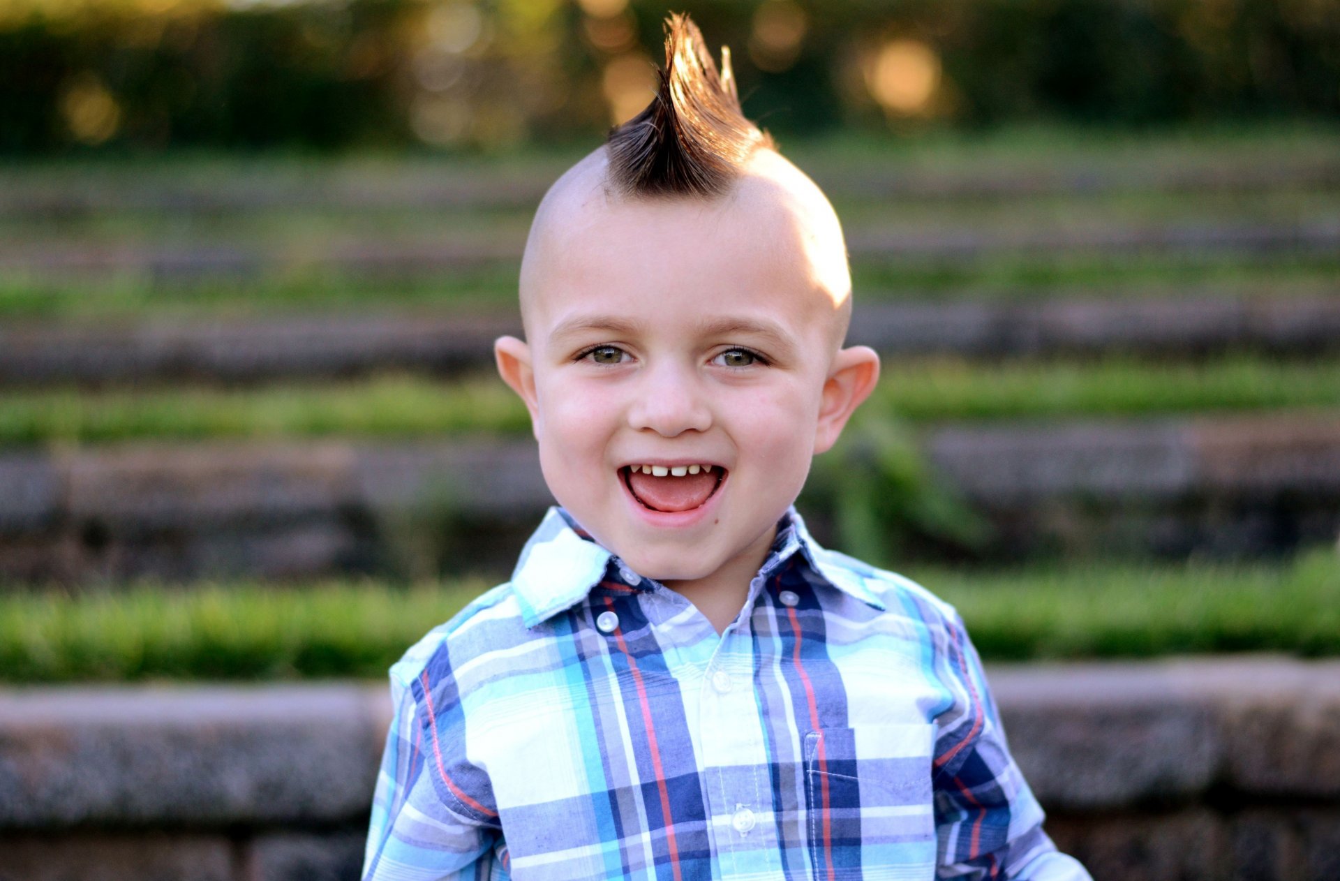 enfant enfant garçon cheveux coiffure mohawk sourire dents oreilles