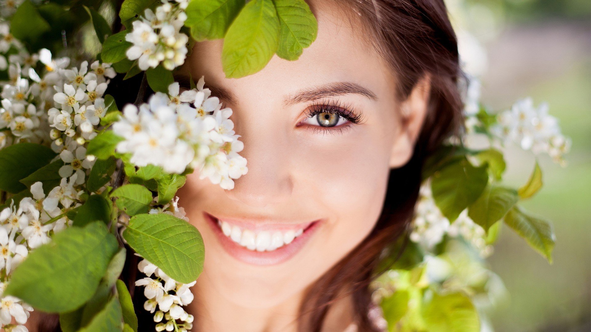 estado de ánimo chica morena cara sonrisa alegría ojos mirada risa positivo flores flores hojas naturaleza fondo fondo de pantalla