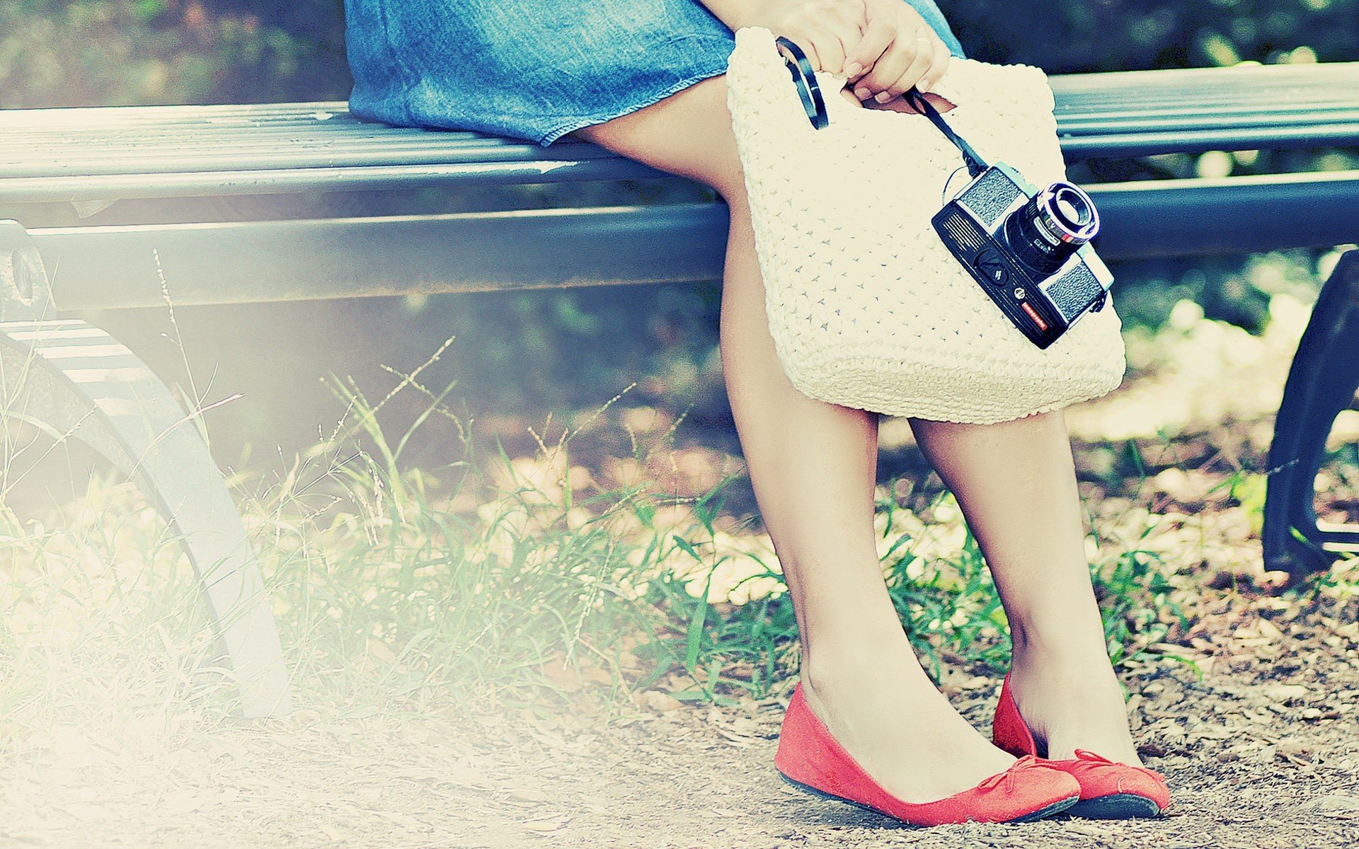 humeur fille pieds chaussures bateaux ballerines sac fotik appareil photo photo banc feuilles herbe verdure prairie fond papier peint pour rabchoego fonds d écran jeans