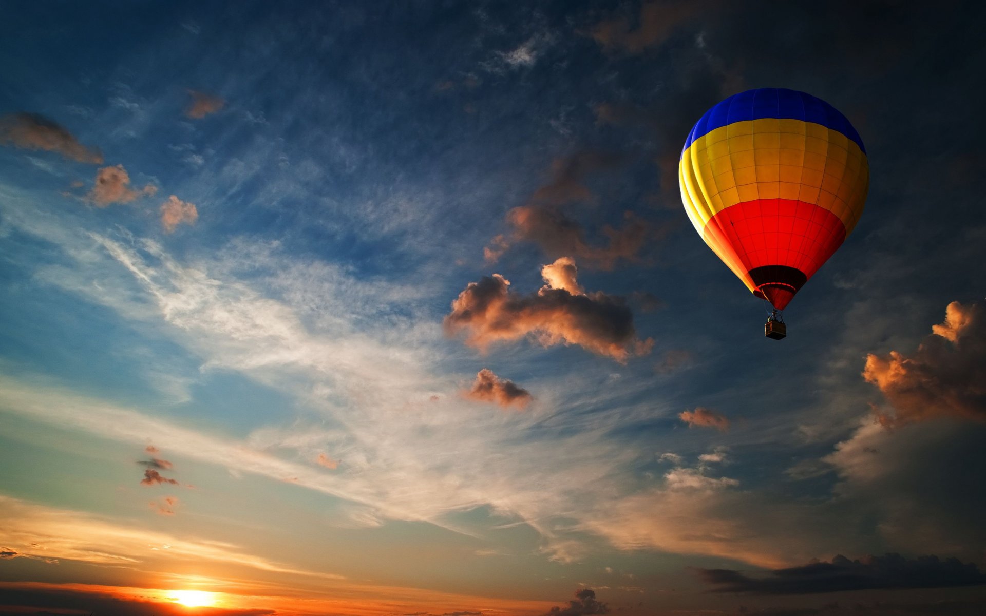 balony balon niebo chmury błękit niebo wieczór romans kolory pęcherzyki powietrza sport adrenalina wysokość czerwony żółty niebieski tapeta panoramiczna zdjęcia panoramiczne wiatr światło słońce zachód słońca