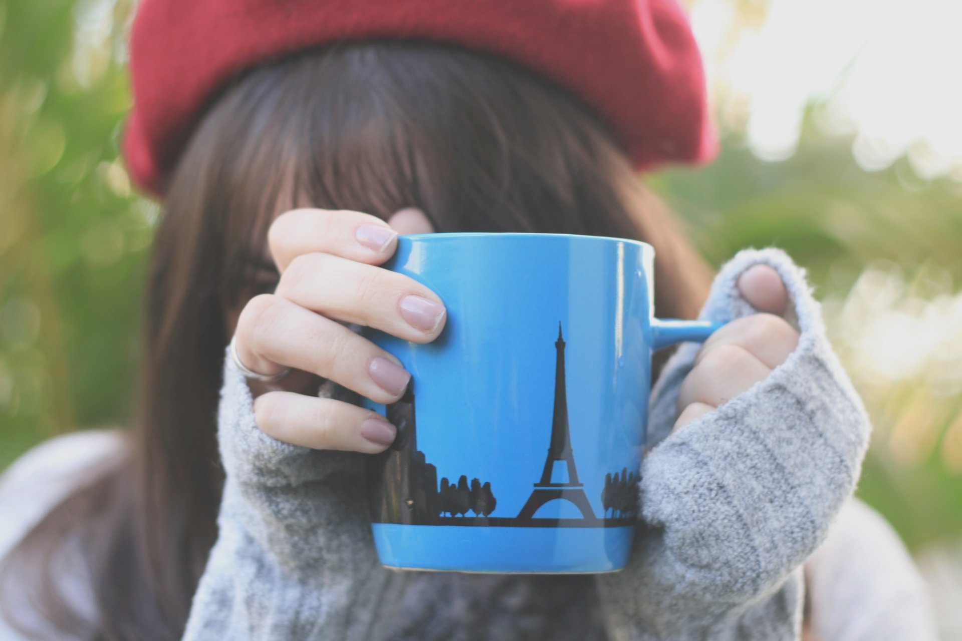 estado de ánimo chica morena sombrero rojo taza taza azul azul patrón patrón torre eiffel manos dedos uñas barniz macro chaqueta gris naturaleza verde fondo desenfoque fondo de pantalla panorámica pantalla completa fondo de pantalla