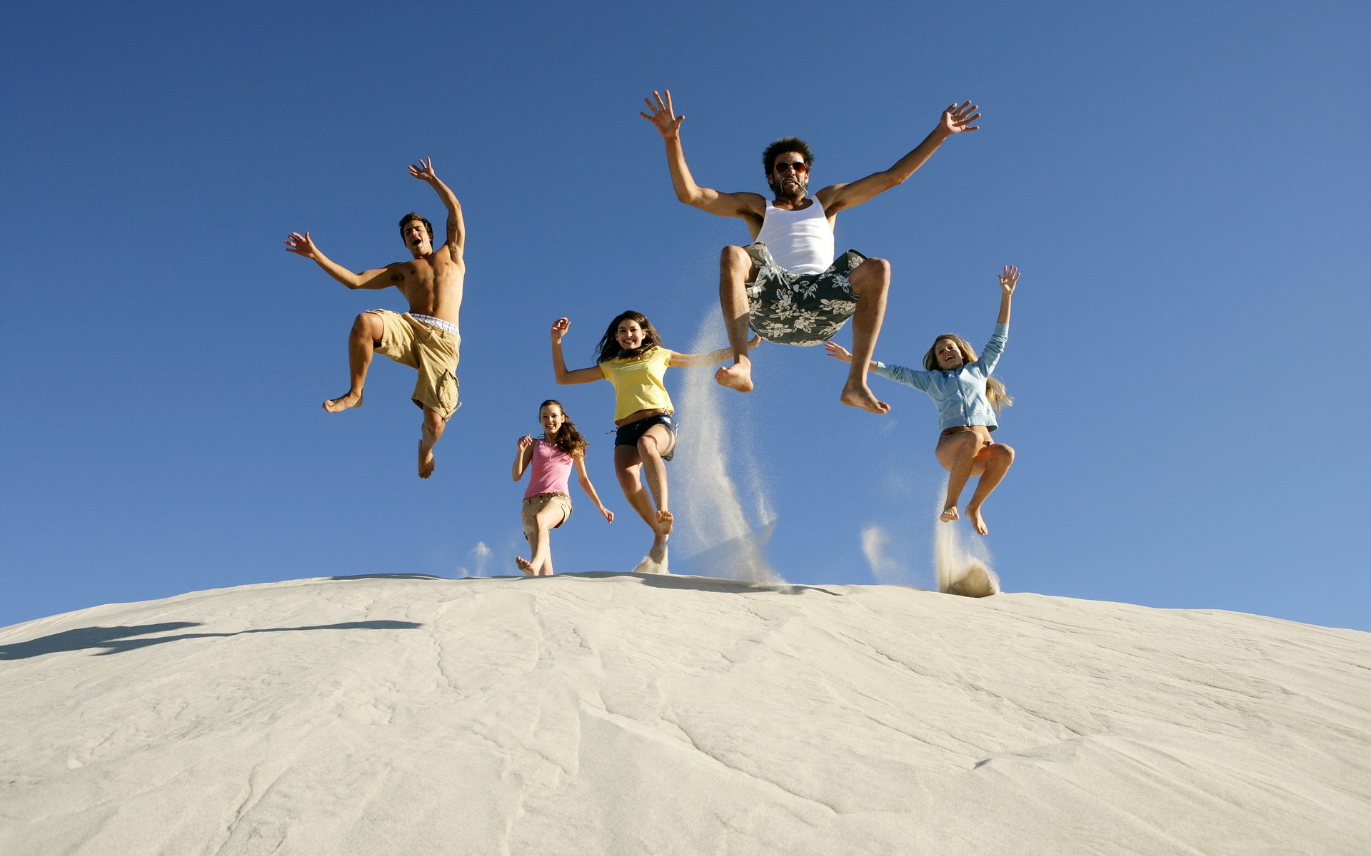 stimmung glück freude sprung himmel sand jungs mädchen sommer lachen