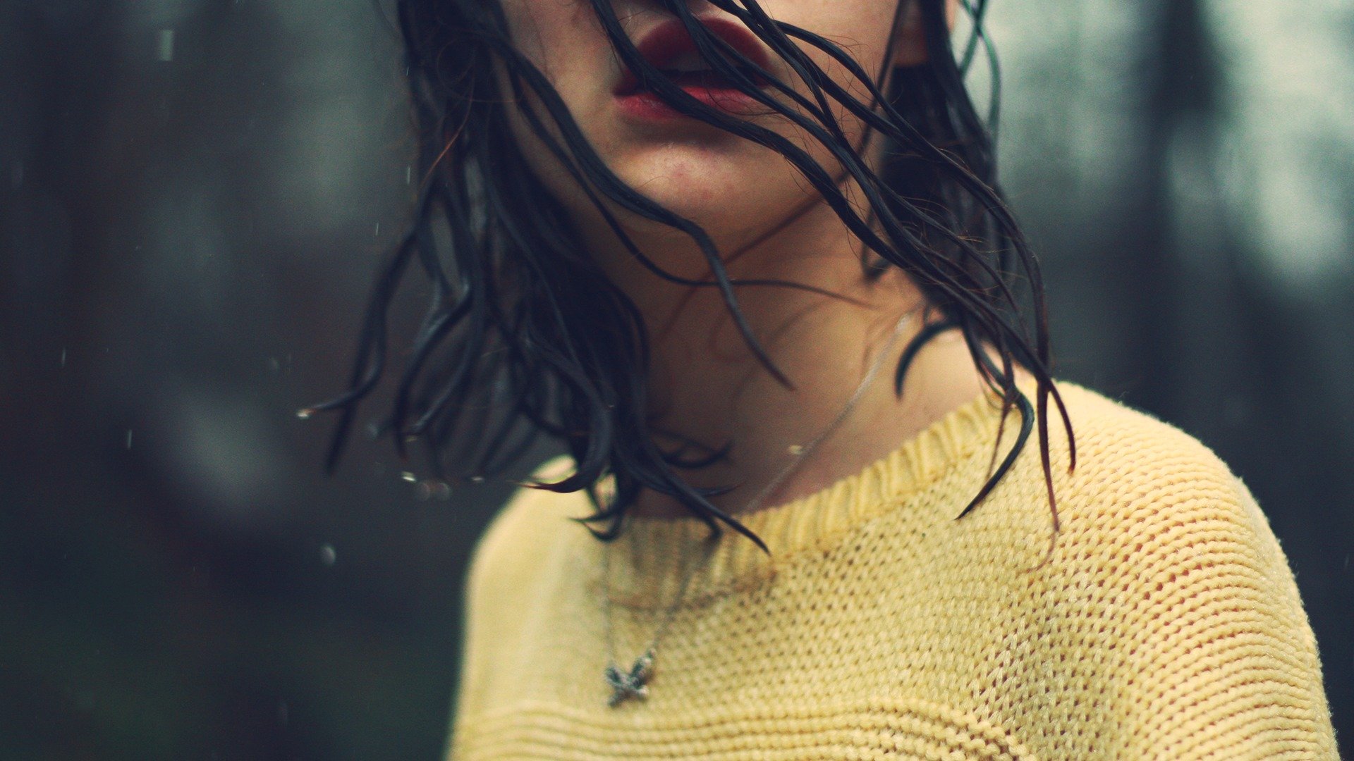 estado de ánimo chica morena cabello mojado lluvia agua fondo fondo de pantalla