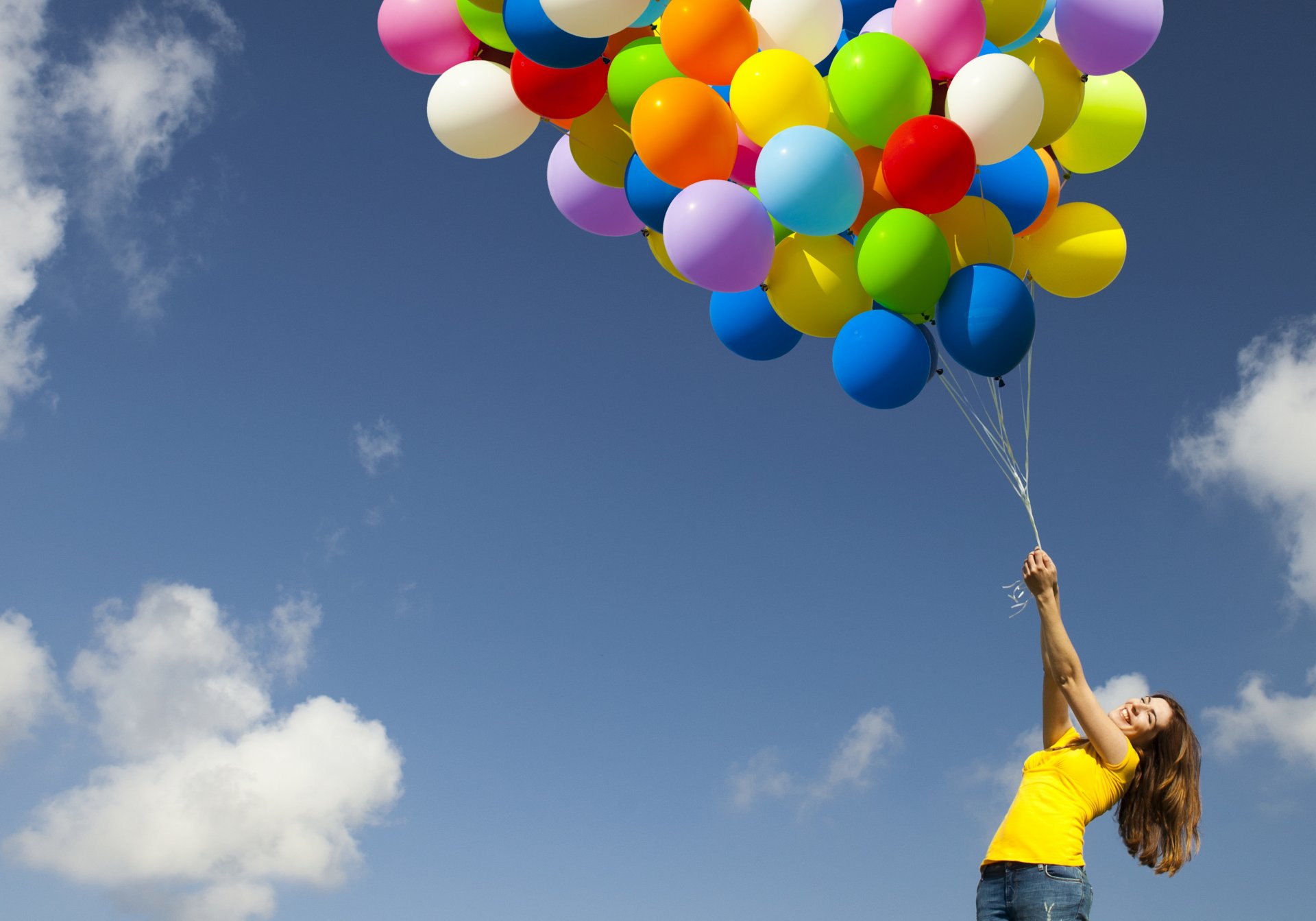 ragazza palloncini positivo gioia cielo nuvole