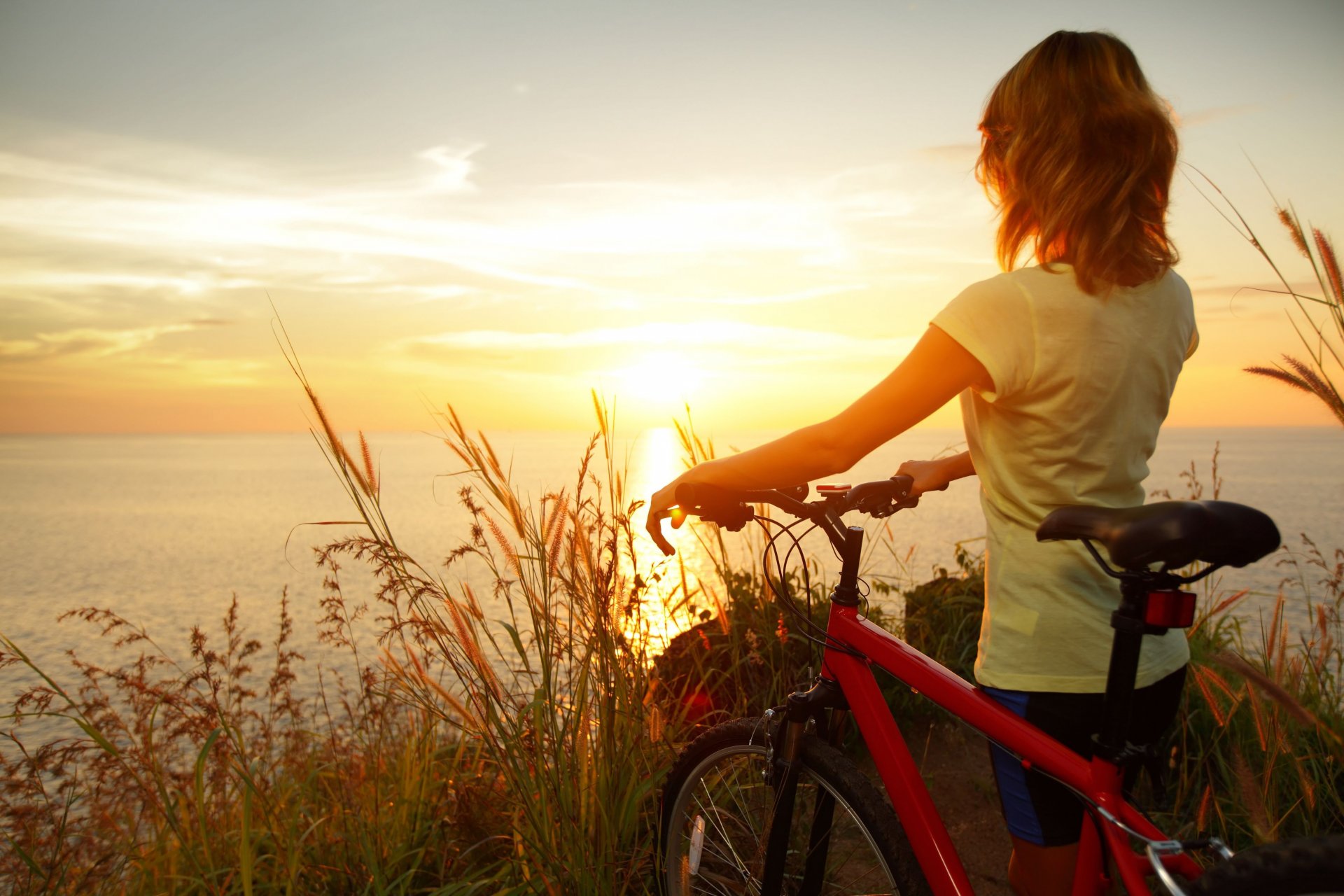 stimmung mädchen mädchen frau sport fahrrad natur roggen weizen sonnenuntergang sonne himmel wolken meer fluss wasser reflexion hintergrund widescreen vollbild widescreen wallpaper