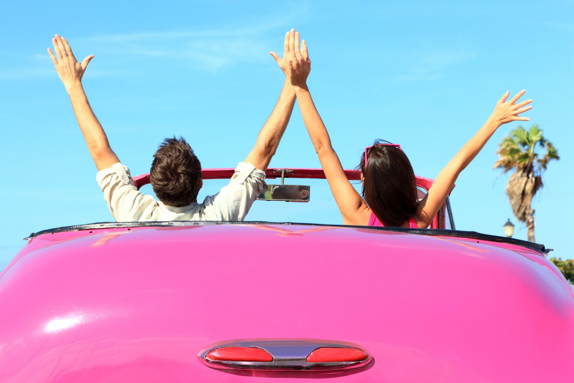 estado de ánimo chica hombre novio morena manos alegría positivo felicidad coche rosa cielo fondo pantalla ancha pantalla completa fondo de pantalla