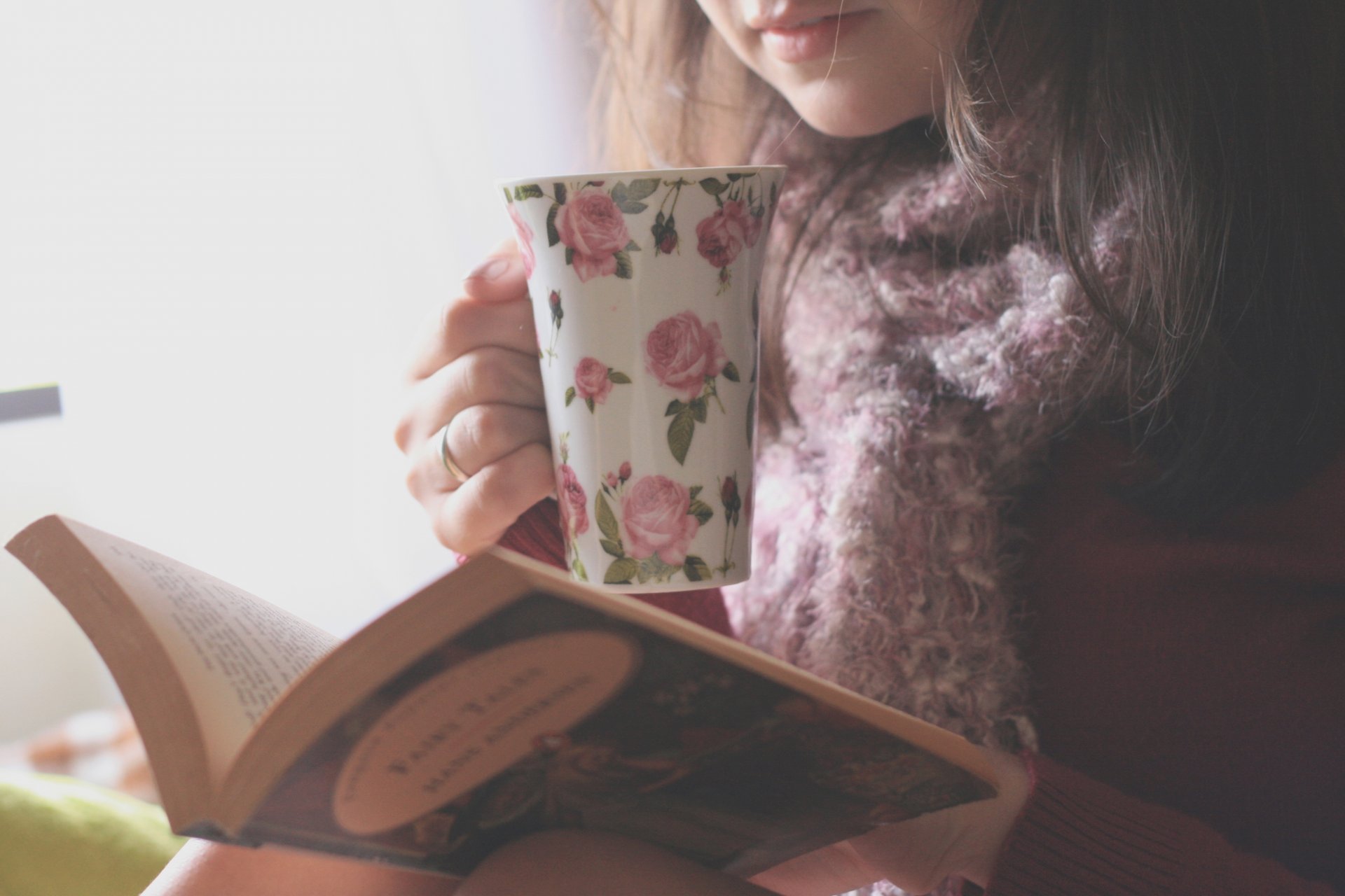 mädchen stimmung brünette becher muster zeichnung blumen blumen buch buch seiten lesen kognition warme kleidung hintergrund tapete