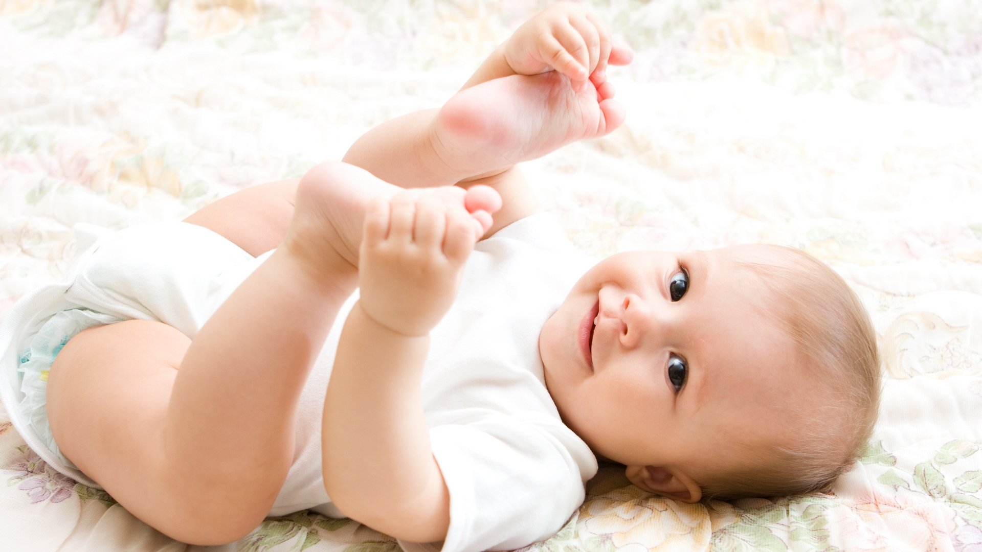 stimmungen kinder baby kleinkind baby lächeln windel beine bett hintergrund tapete