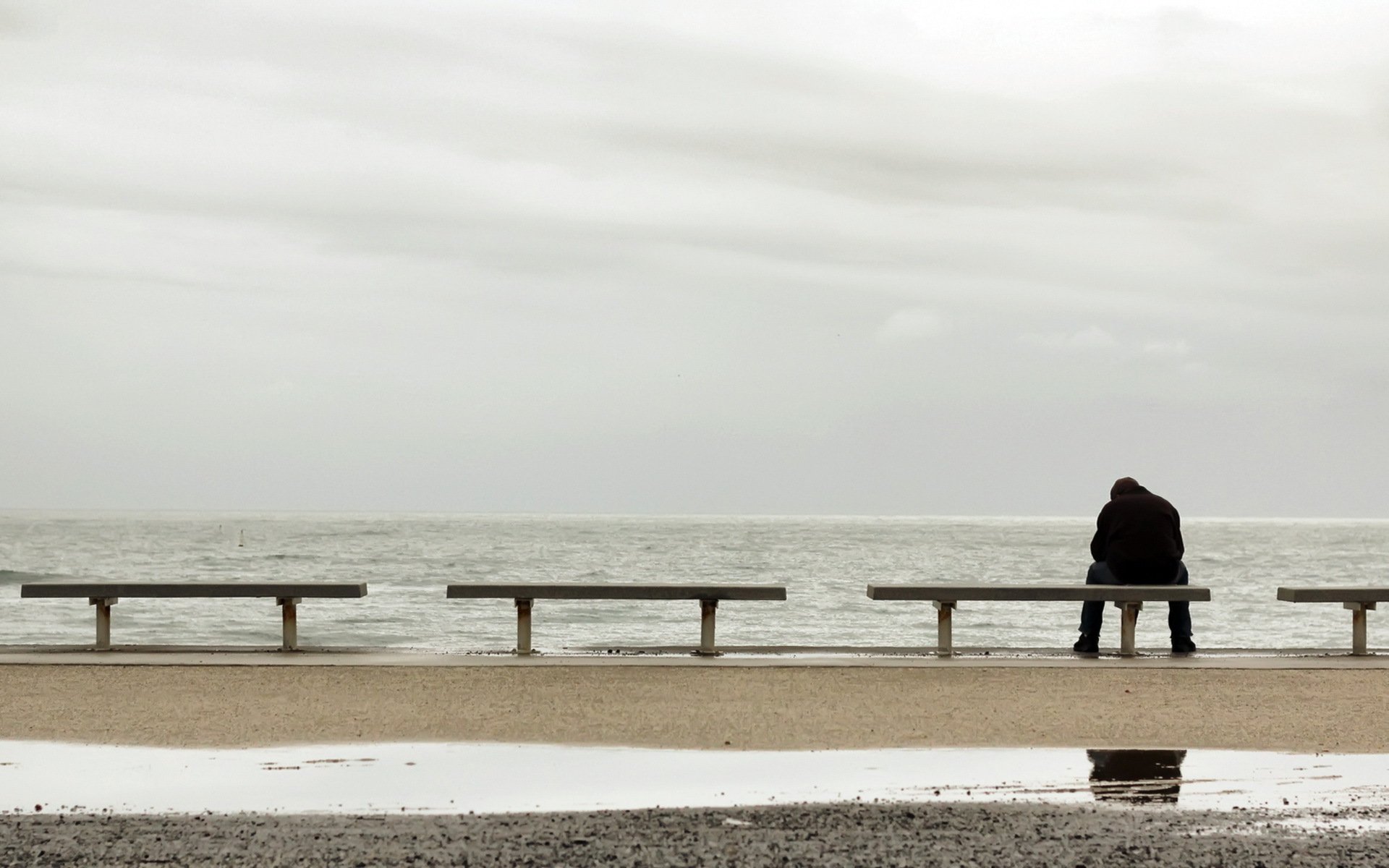 Одинокий опекун. Одинокий человек у моря. Человек на скамейке у моря. Море одиночество. Грустный одинокий человек.