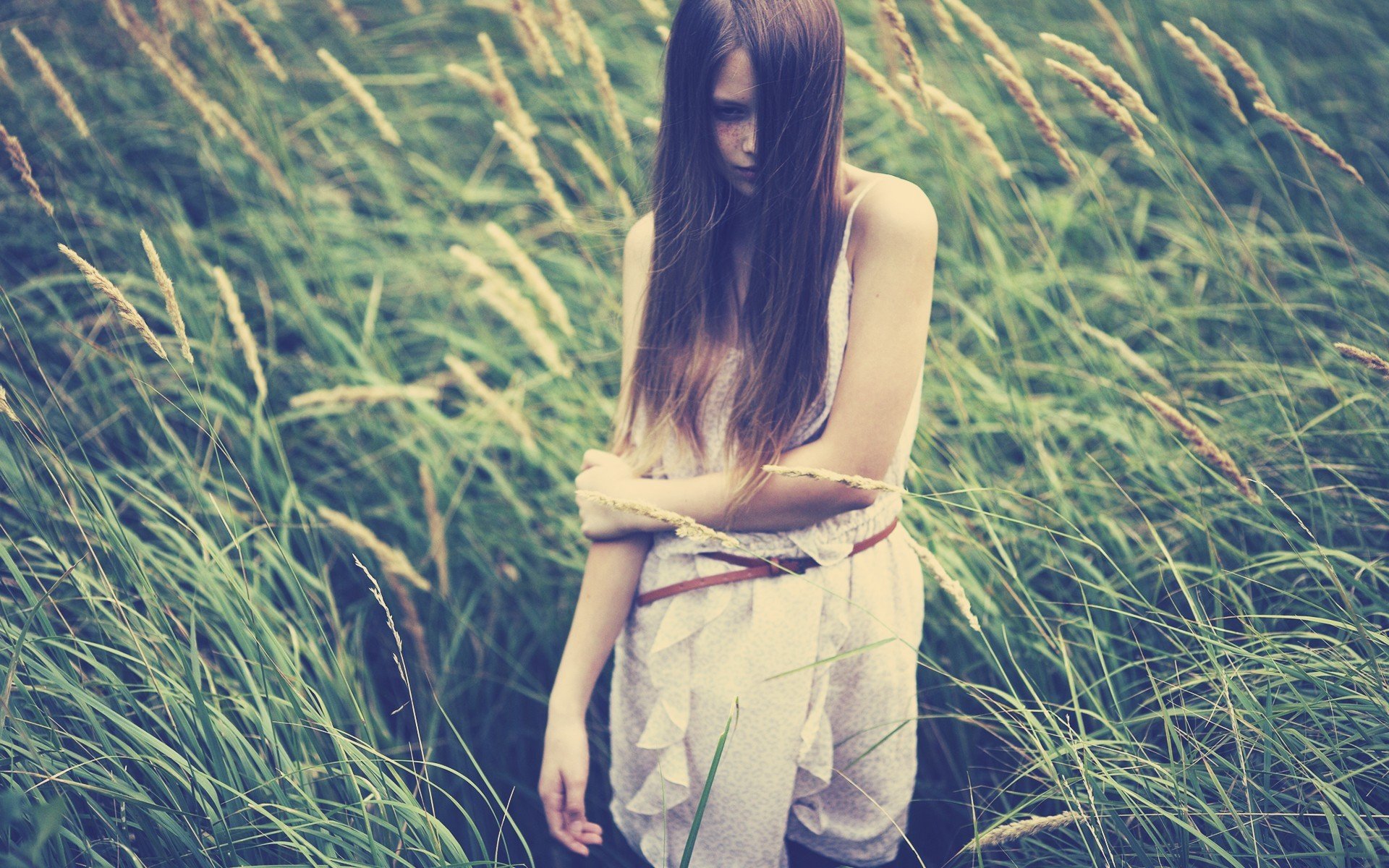 umore ragazza capelli vento natura pianta grano segale erba sfondo carta da parati a schermo intero