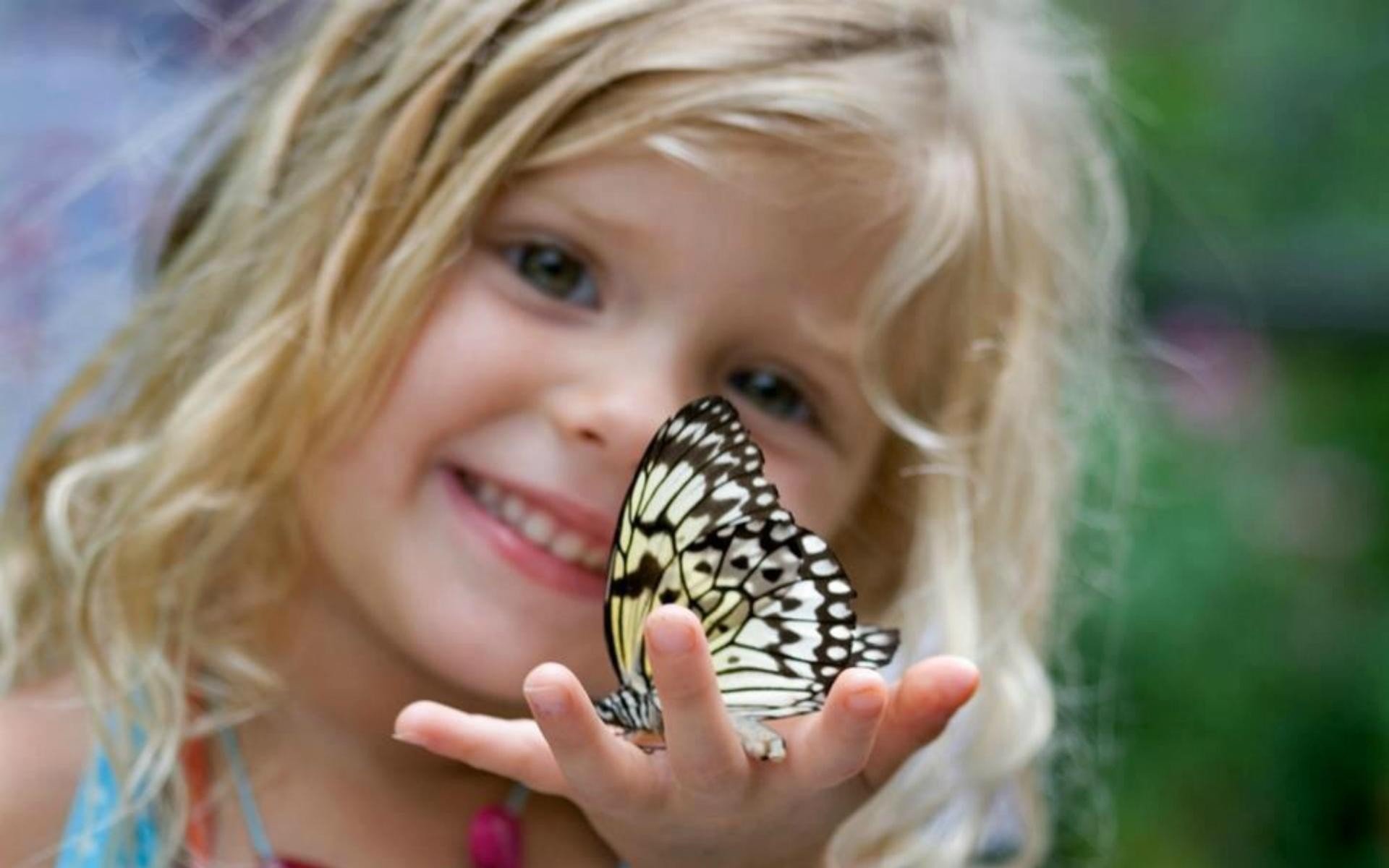 stimmungen mädchen kinder kind blond locken schmetterling insekten hintergrund tapete