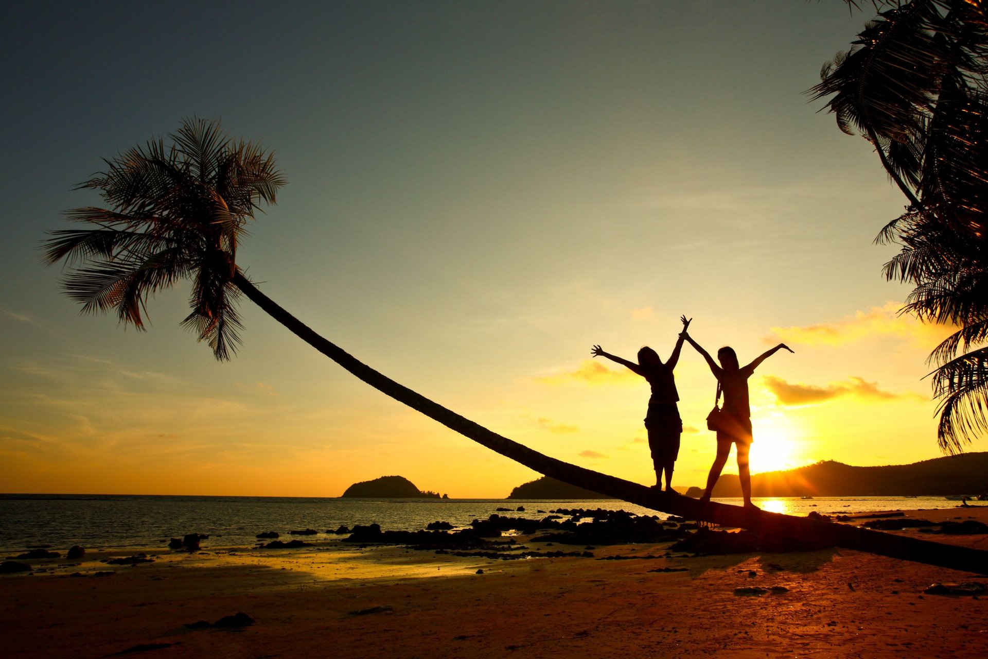 humeur gars fille femme homme joie bonheur positif mains coucher de soleil soleil palmiers plage pierres sable mer nuages ciel grand écran plein écran fond d écran