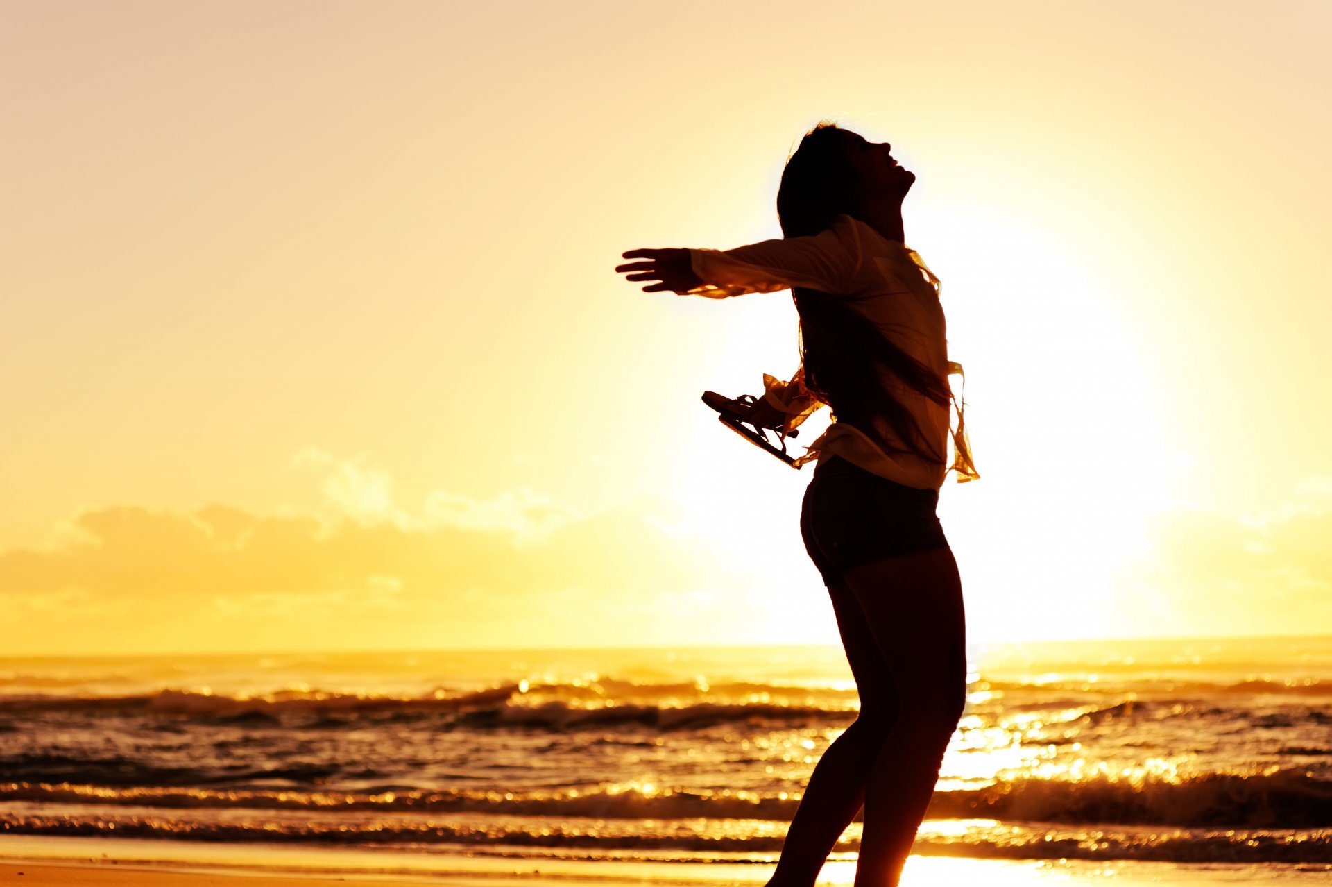 umore ragazza sorriso gioia silhouette tramonto sole mare fiume onde spiaggia sabbia sfondo widescreen schermo intero carta da parati