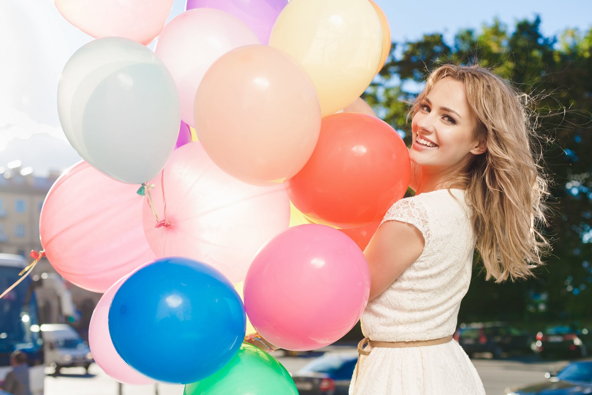 humeur fille blonde sourire positif joie bonheur ballons aérien vacances rue nature arbres arrière-plan widescreen plein écran fond d écran