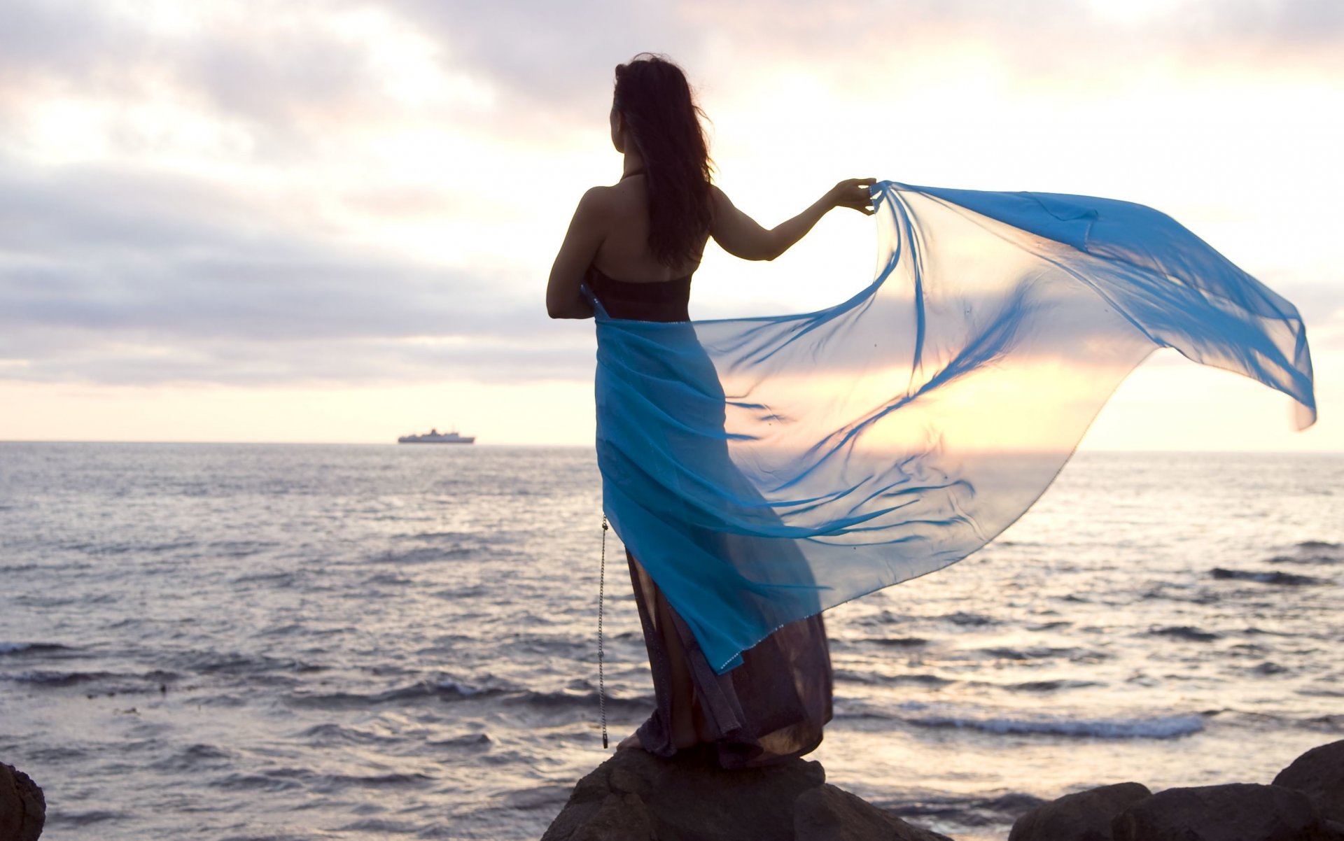 humeur fille brunette paréo nature mer eau vagues pierres ciel liberté fond grand écran plein écran fond d écran