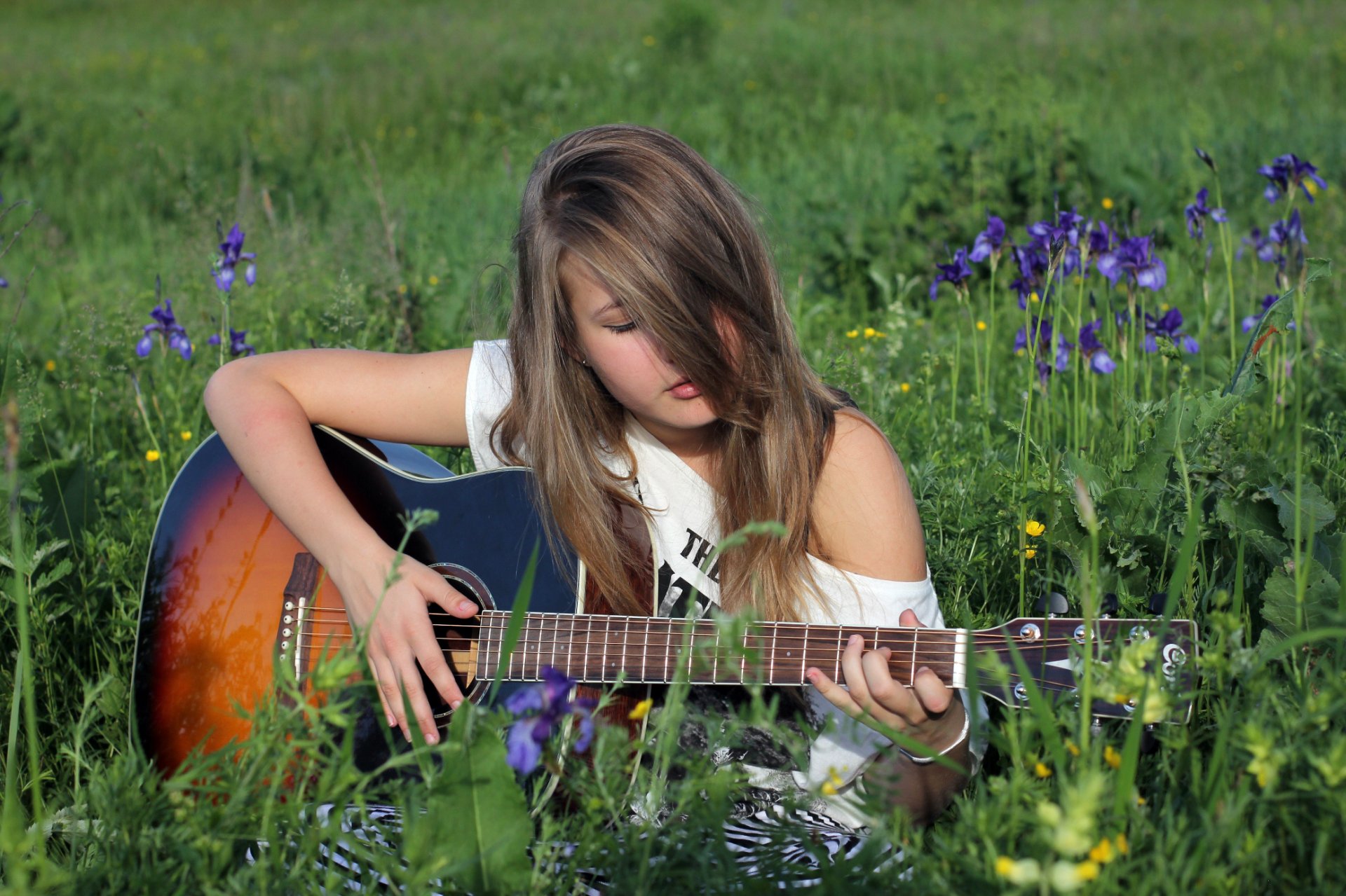 erba radura ragazza chitarra tavola armonica corde tastiera natura verde