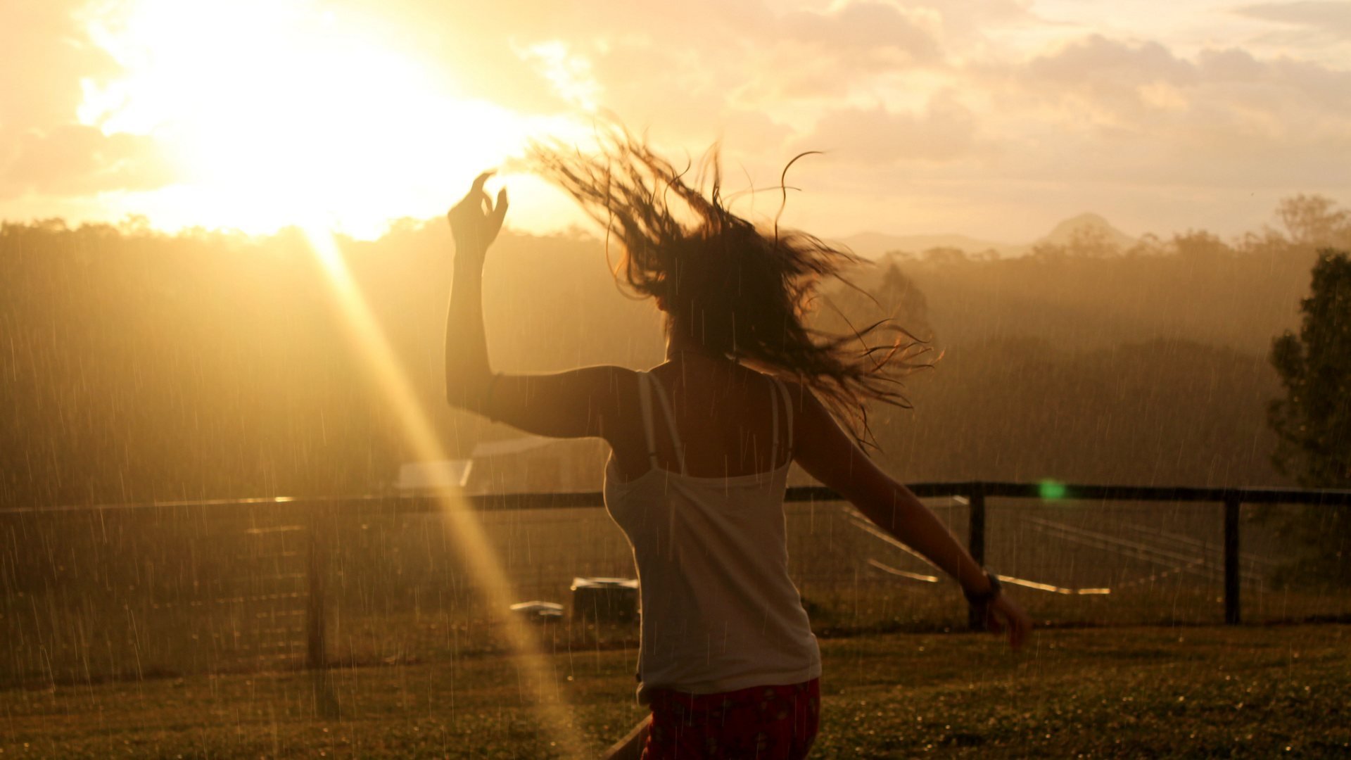 fille danse pluie cheveux soleil rayon clôture ciel arbres