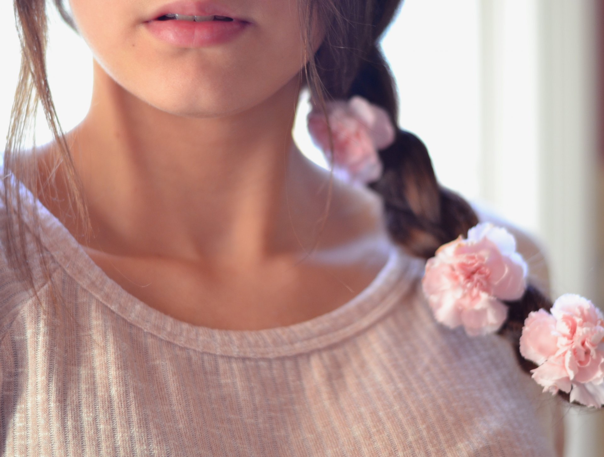 stimmung mädchen brünette rosen rose rosa blumen frisur hintergrund tapete