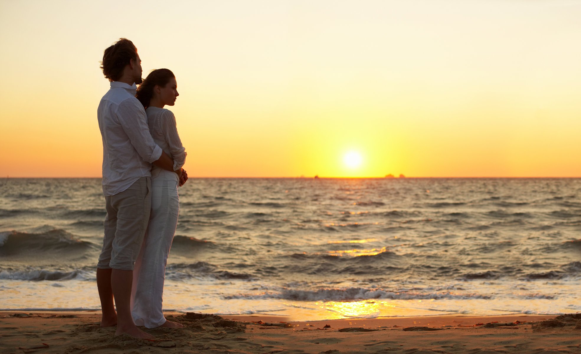 coppia ragazza ragazzo vento mare sabbia spiaggia surf tramonto sera