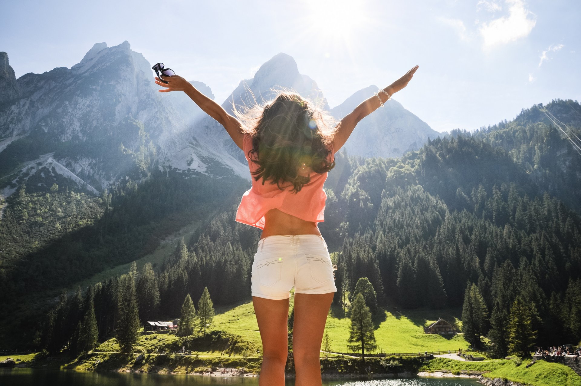 ragazza gioia libertà austria montagne foresta alberi lago altitudine panorama vista cielo nuvole sole luce raggi