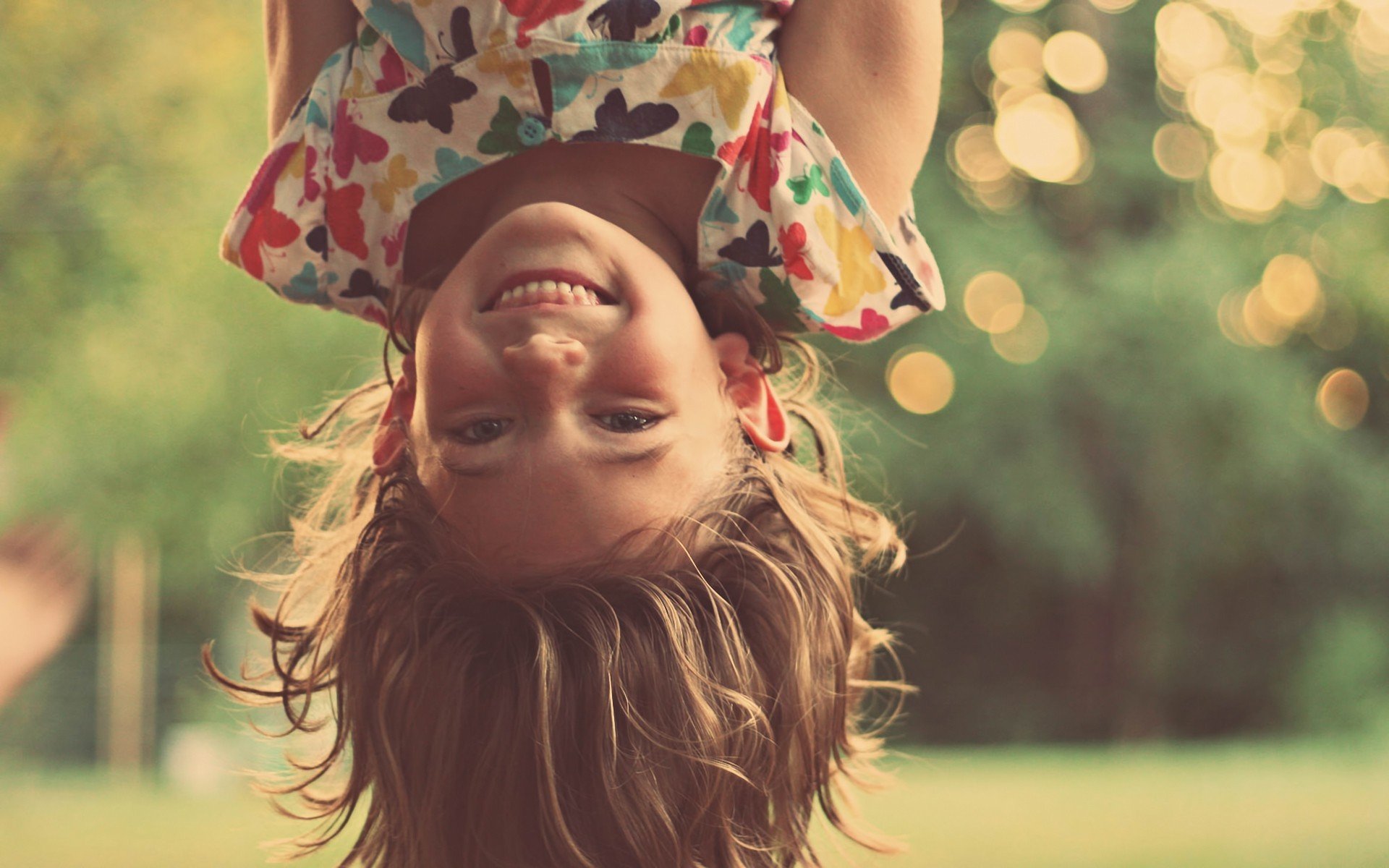 estados de ánimo niña niños bebé alegría felicidad positivo sonrisa. risa dientes viceversa pelo fondo fondo de pantalla fondo de pantalla