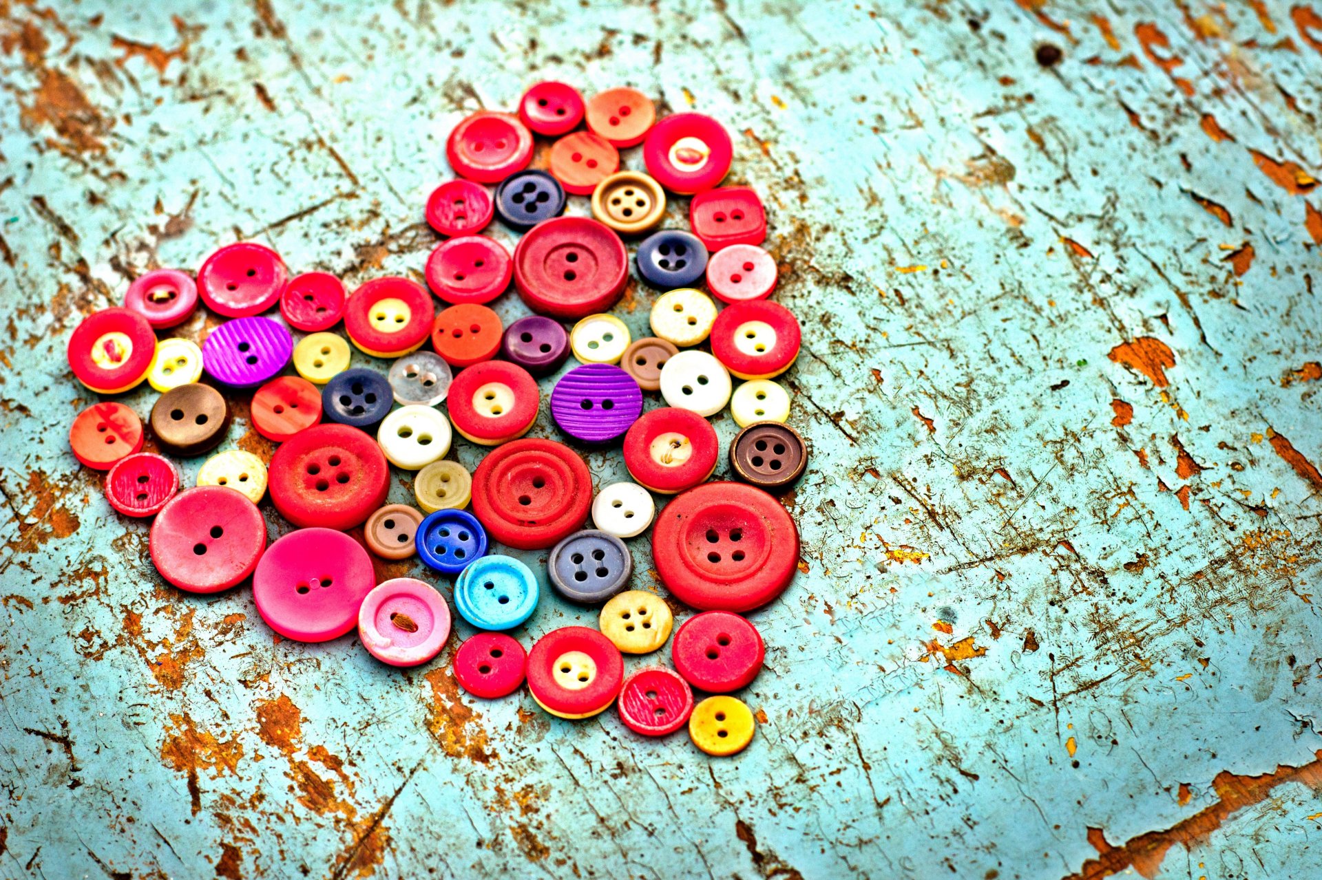 botones multicolor corazón mesa viejo