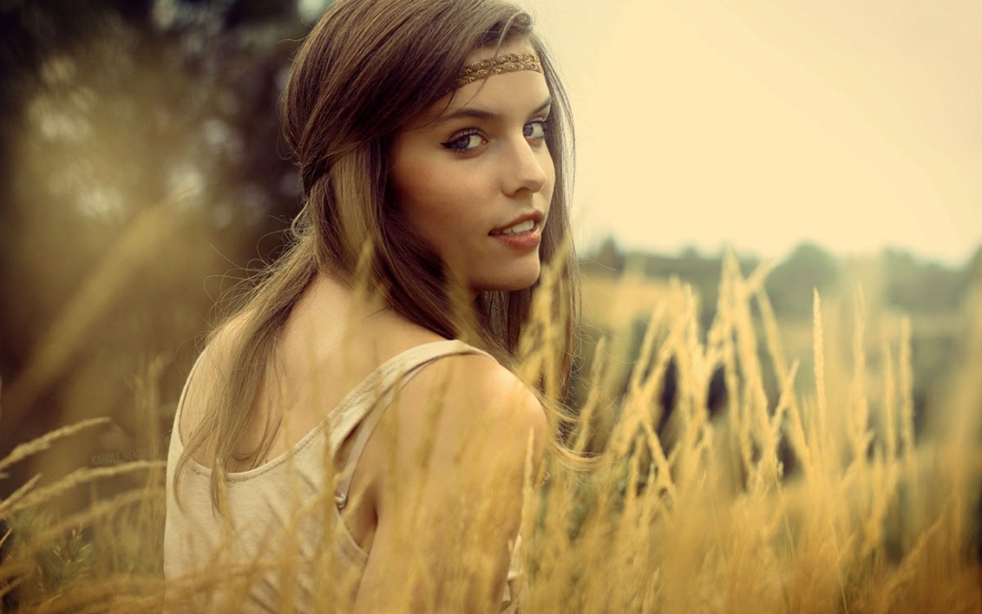 humeur fille regard visage sourire bandeau fleurs.yu plante nature fond fond d écran