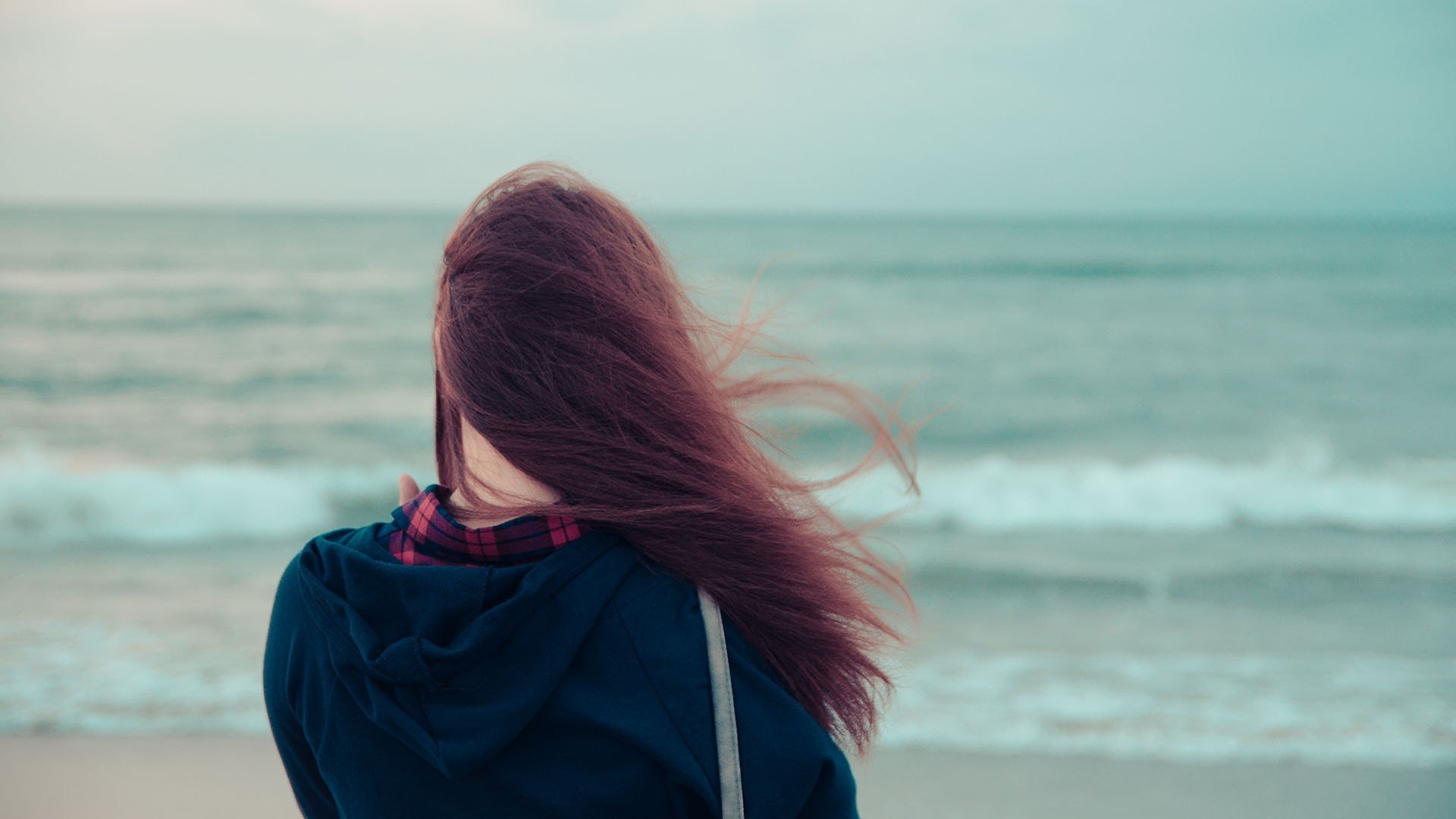 estado de ánimo chica morena pelo viento mar río agua fondo fondo de pantalla