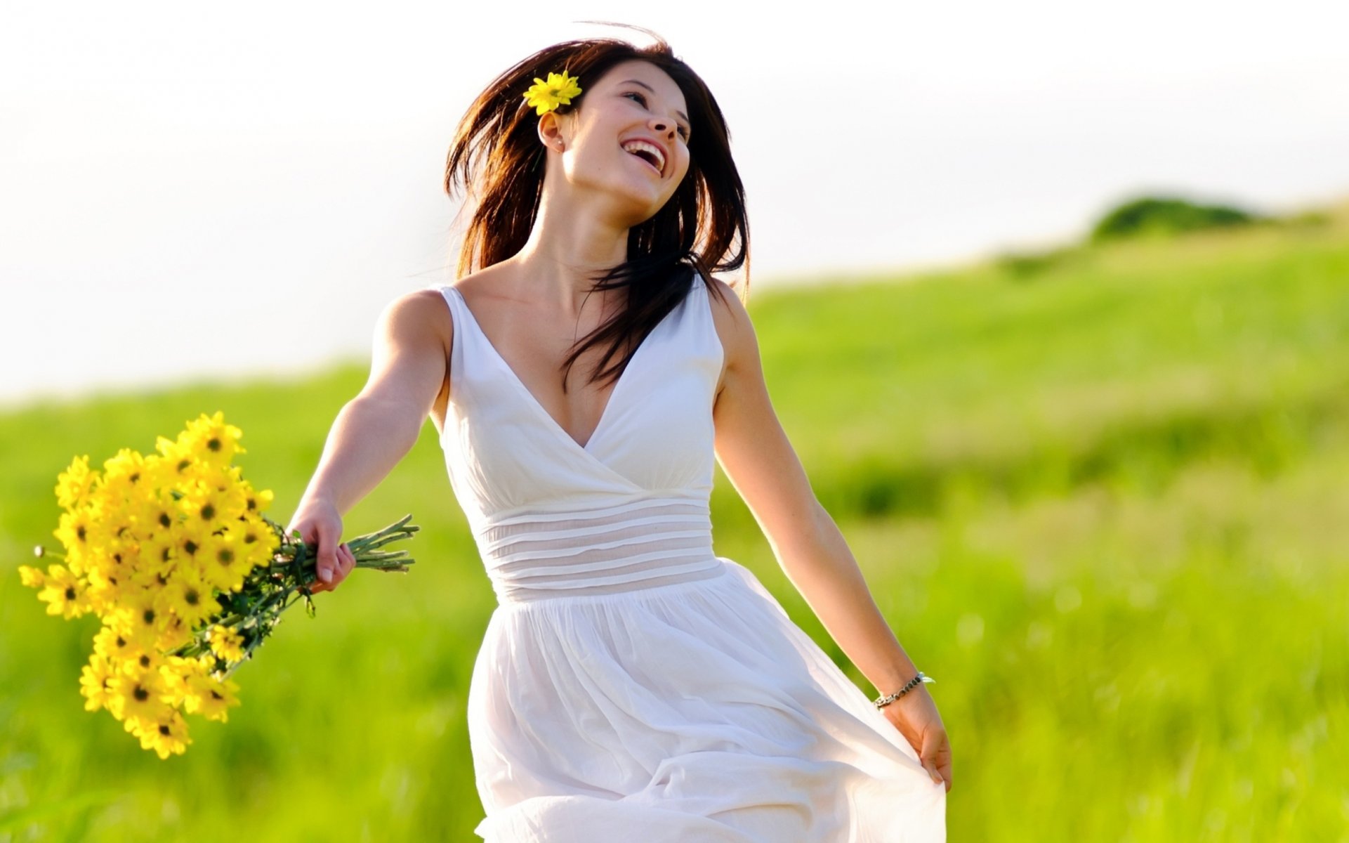 fille joie sourire clairière herbe fleurs bouquet