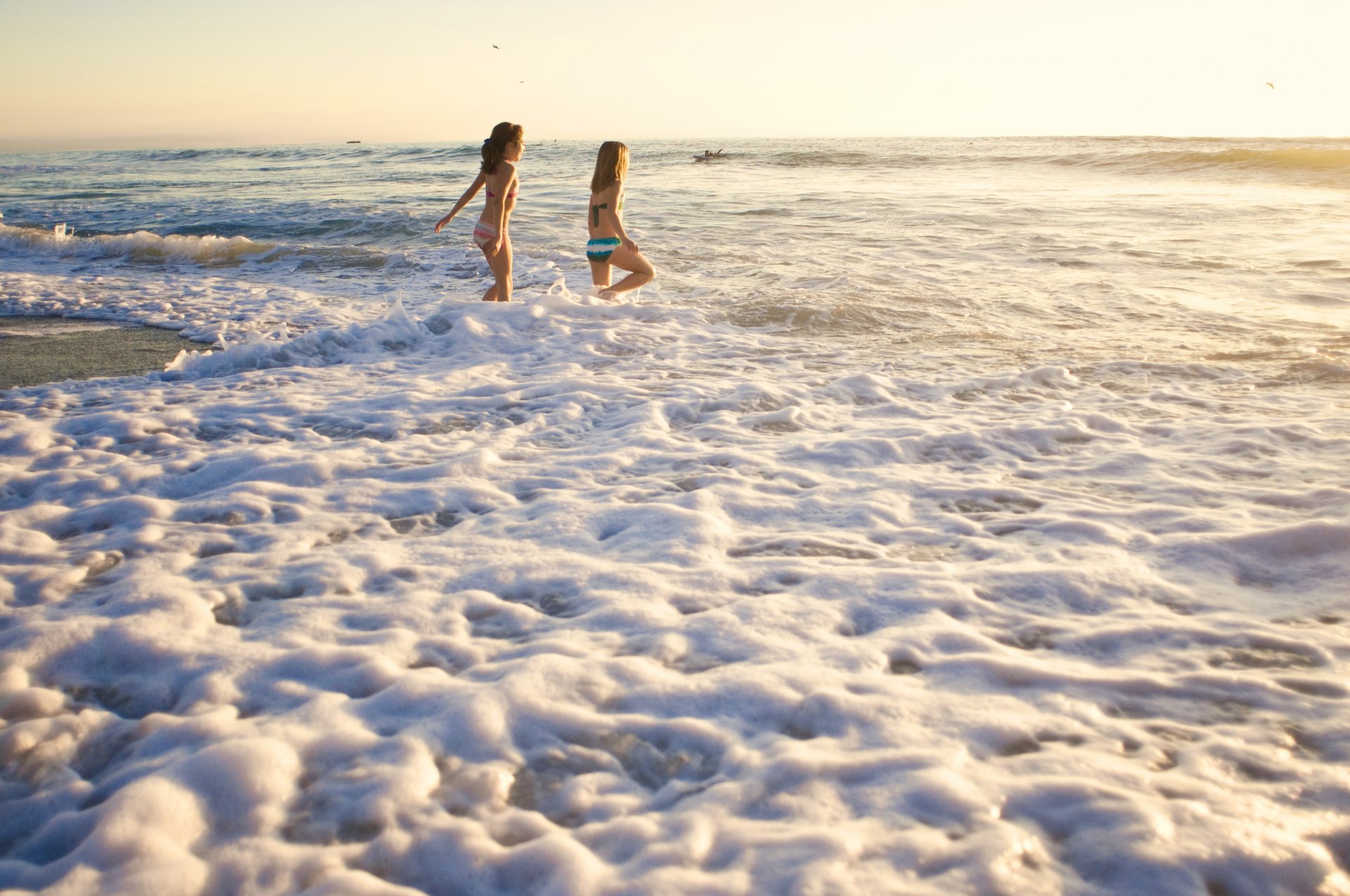 matin océan vagues mousse filles